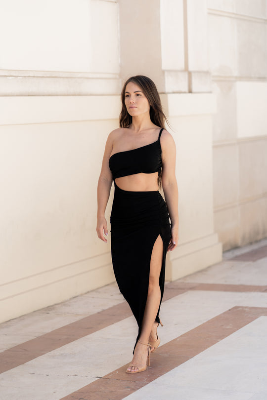 Vestido negro asimétrico — foto real